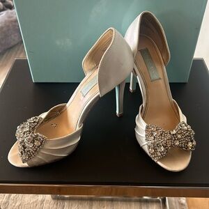 Bestsy Johnson satin off white peep toe